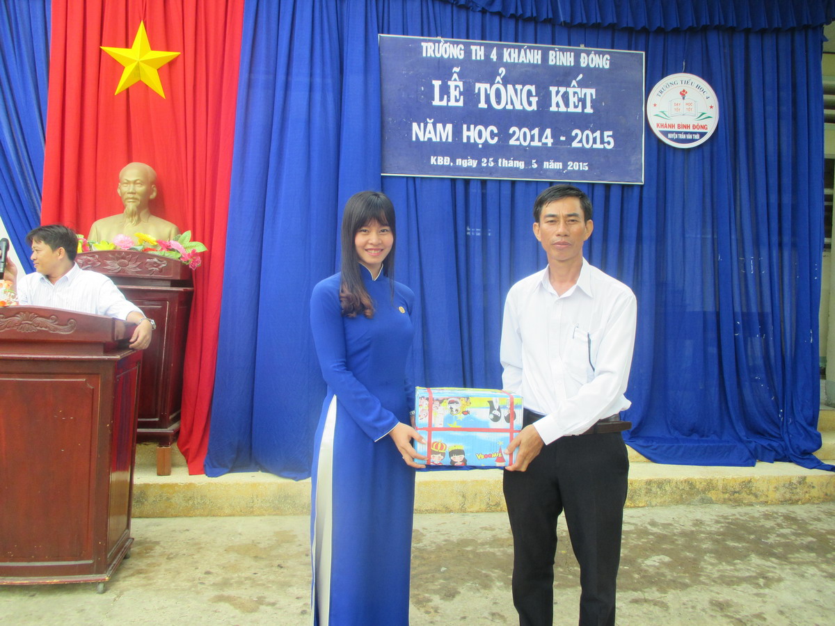 Vietravel tặng tập cho học sinh trường tiểu học IV Khánh Bình Đông